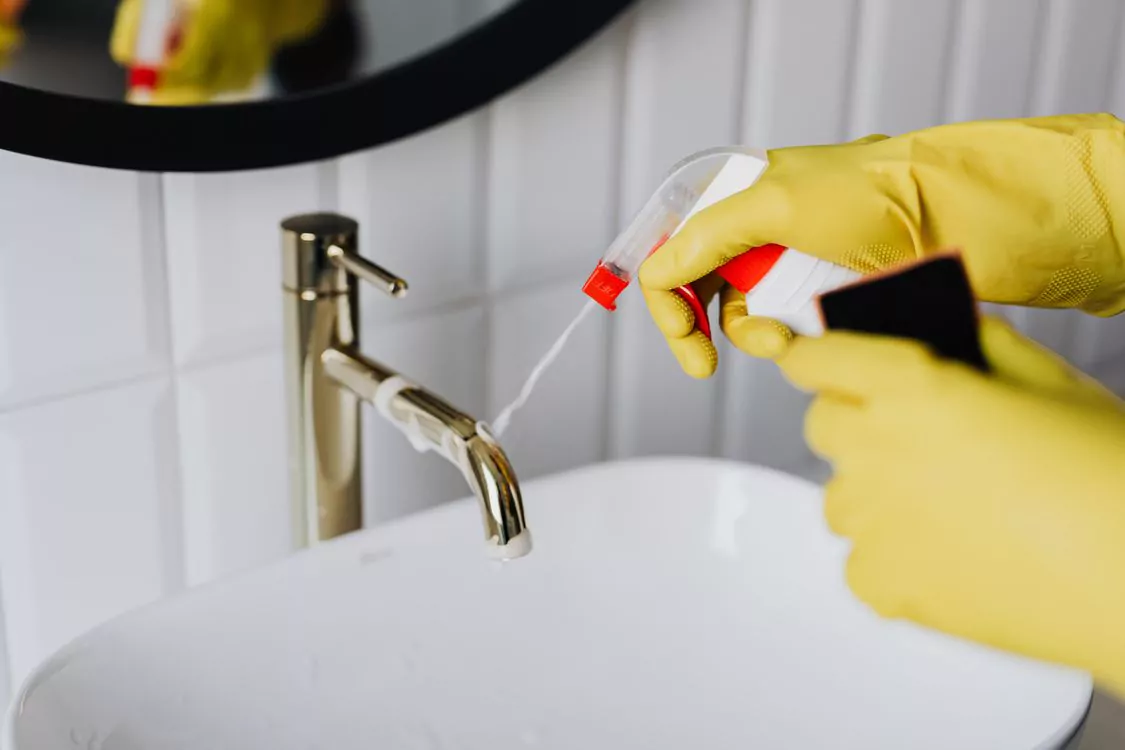 Daños por agua en vivienda: filtración o rotura de tubería y cobertura del seguro del hogar